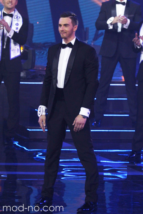 Preisverleihung — Mister Belarus 2014 (Looks: schwarzer Smoking, weißes Hemd, schwarzer Querbinder, schwarze Schnürer)