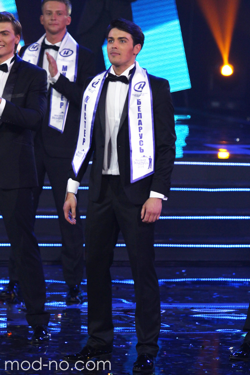 Kirill Dytsevich. Ceremonia de premiación — Mister Belarus 2014 (looks: esmoquin negro, camisa blanca, corbata de lazo negra, )