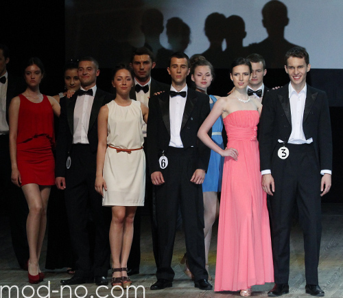 Ceremonia de premiación — Mister Gomel 2014 (looks: vestido rojo corto, vestido blanco)