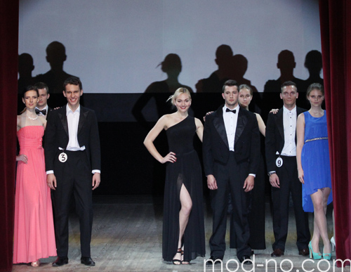 Ceremonia de premiación — Mister Gomel 2014 (looks: vestido de noche con abertura negro)