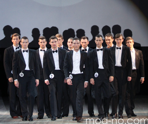 Ceremonia wręczenia nagród — Mister Gomel 2014 (ubrania i obraz: koszula biała, mucha czarna, półbuty czarne, garnitur czarny)