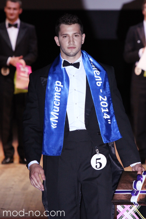 Ceremonia de premiación — Mister Gomel 2014 (looks: traje de hombre negro, camisa blanca, corbata de lazo negra)