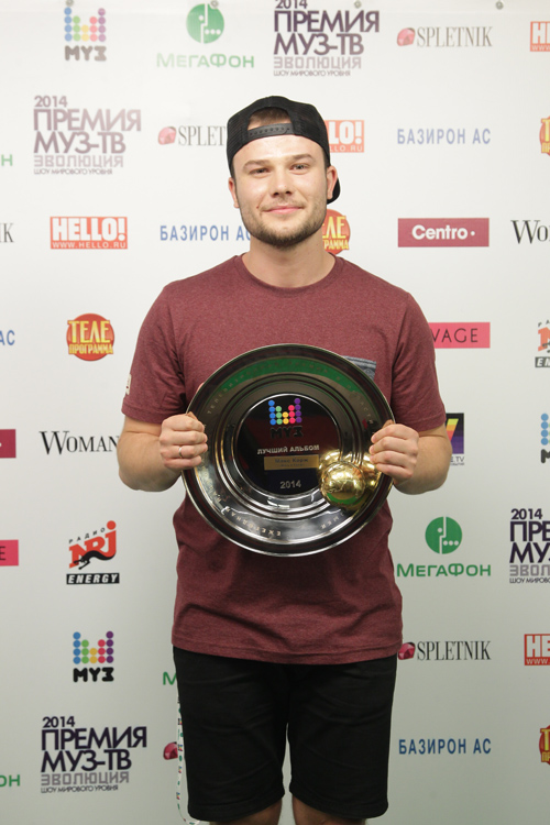 Max Korzh. Muz-TV Music Awards 2014. Evolution (looks: black baseball cap, black shorts, brown t-shirt)