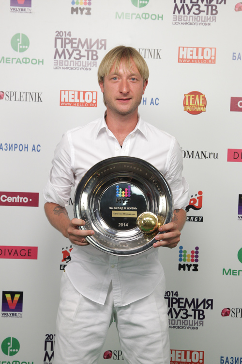 Evgeni Plushenko. Premio Muz-TV 2014. Evolución (looks: camisa blanca, pantalón blanco)