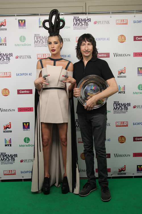 Keti Topurija i Bajgałi Serkebajew. Nagroda Muz-TV 2014. Ewolucja (ubrania i obraz: suknia wieczorowa beżowa, półbuty czarne, jeansy szare, )
