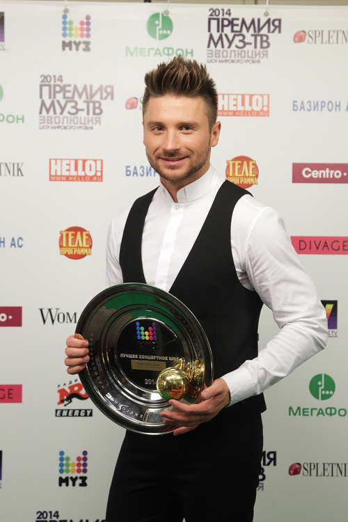 Siergiej Łazariew. Nagroda Muz-TV 2014. Ewolucja (ubrania i obraz: koszula biała, kamizelka czarna, spodnie czarne)