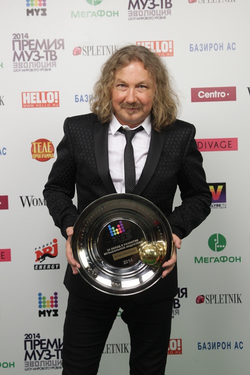 Igor Nikolaev. Premio Muz-TV 2014. Evolución (looks: traje de hombre negro, corbata negra, camisa blanca)