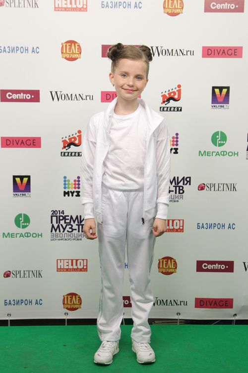 Nagroda Muz-TV 2014. Ewolucja. Część 4 (ubrania i obraz: buty sportowe białe, strój sportowy biały)
