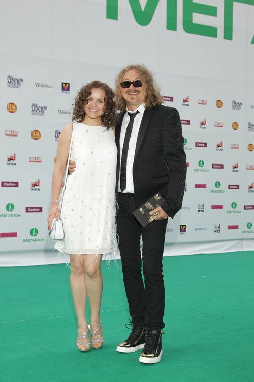 Yuliya Proskuryakova and Igor Nikolaev. Muz-TV Music Awards 2014. Evolution. Part 4 (looks: whitecocktail dress, white bag, black blazer, black tie, white shirt, black high top sneakers, black trousers)