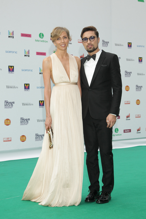 Svetlana Bondarchuk and Dima Bilan. Muz-TV Music Awards 2014. Evolution. Part 5 (looks: white clutch, whitenecklineevening dress, black men's suit, white shirt, black bow-tie)