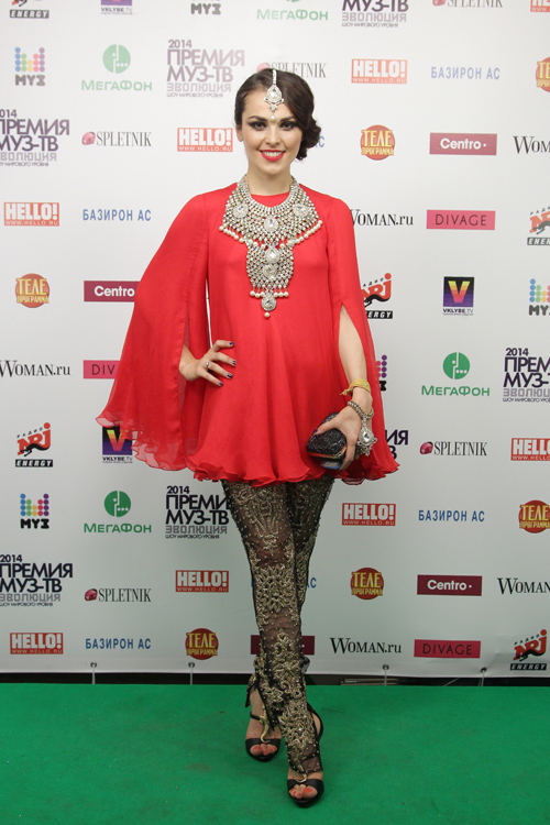Sati Kazanova. Muz-TV Music Awards 2014. Evolution. Part 8 (looks: red tunic, black clutch, black sandals)