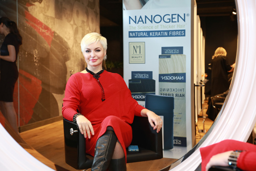 Katya Lel. Presentación de Nanogen (looks: vestido rojo)