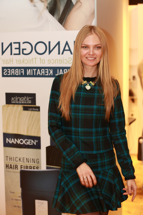 Jelena Kuleckaja. Prezentacja Nanogen (ubrania i obraz: sukienka w kratę)