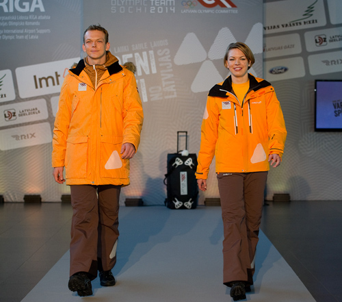 Фотофакт: олимпийская форма сборной Латвии (наряды и образы: оранжевая спортивная куртка, коричневые спортивные брюки)