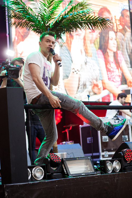 Alexei Serov. Aufführungen von Künstlern. 20.04.2014 — Партийная ZONA (Looks: weißes bedrucktes T-shirt, graue Jeans)