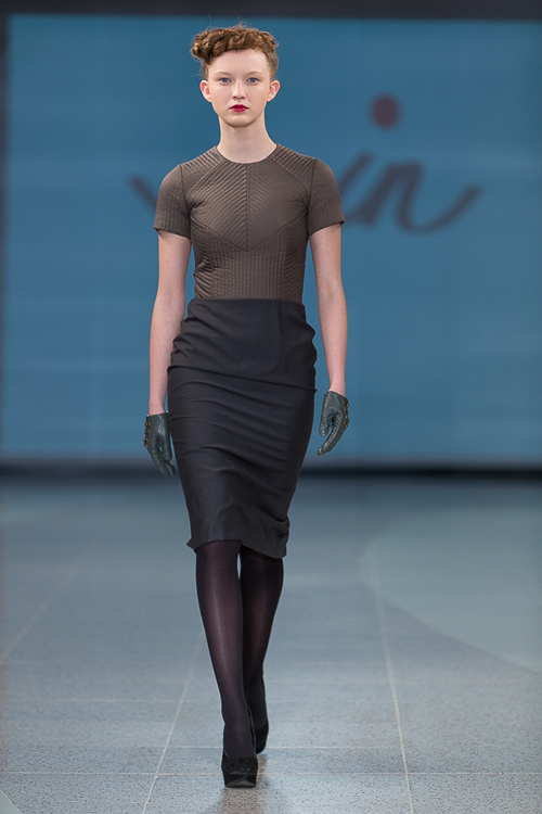 Pokaz IN by Inga Nipane — Riga Fashion Week AW14/15 (ubrania i obraz: rajstopy czarne, top w kolorze kawa z mlekiem, spódnica szara, półbuty czarne)