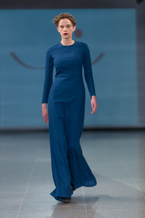 Pokaz IN by Inga Nipane — Riga Fashion Week AW14/15 (ubrania i obraz: suknia wieczorowa niebieska)