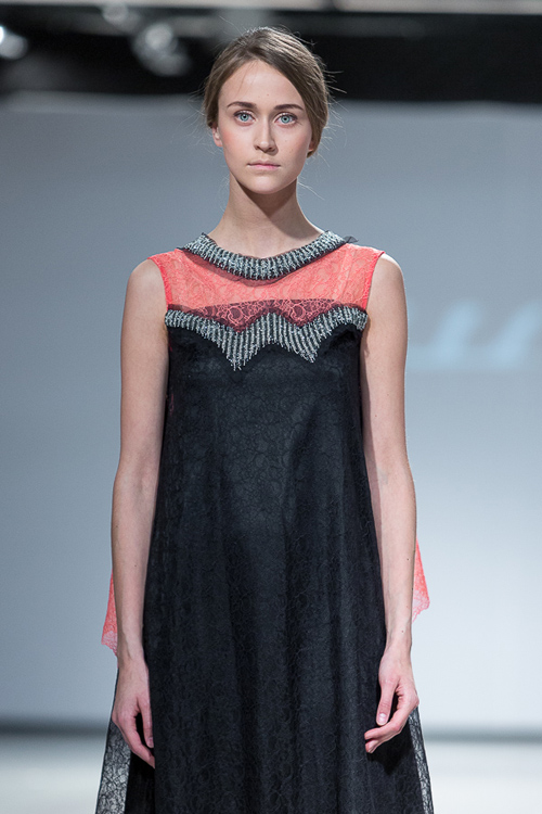 Desfile de Katya Katya Shehurina — Riga Fashion Week AW14/15 (looks: vestido de encaje negro)