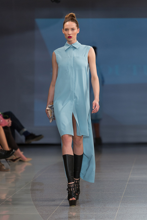 Показ M-Couture — Riga Fashion Week AW14/15 (наряды и образы: голубое платье-рубашка, чёрные сапоги)