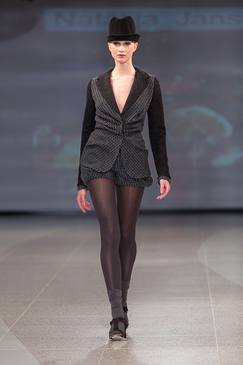 Показ Natālija Jansone — Riga Fashion Week AW14/15 (наряди й образи: чорна капелюх, сірий жіночий костюм (жакет, шорти), чорні колготки, сірі шкарпетки, чорні босоніжки)