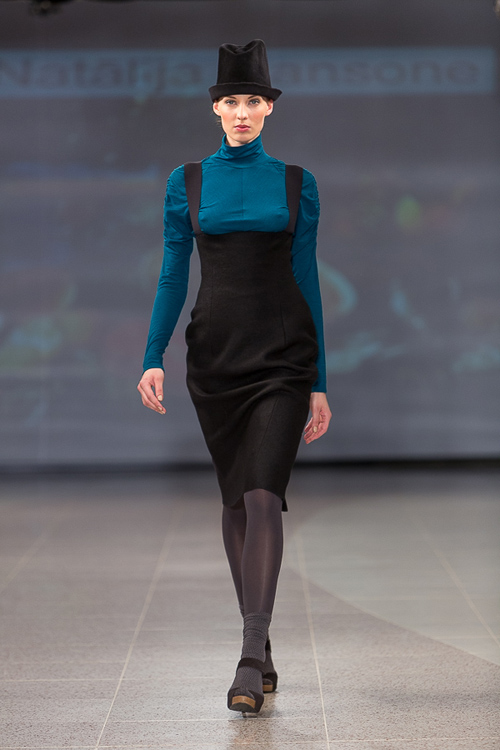 Показ Natālija Jansone — Riga Fashion Week AW14/15 (наряды и образы: чёрная шляпа, серые колготки)