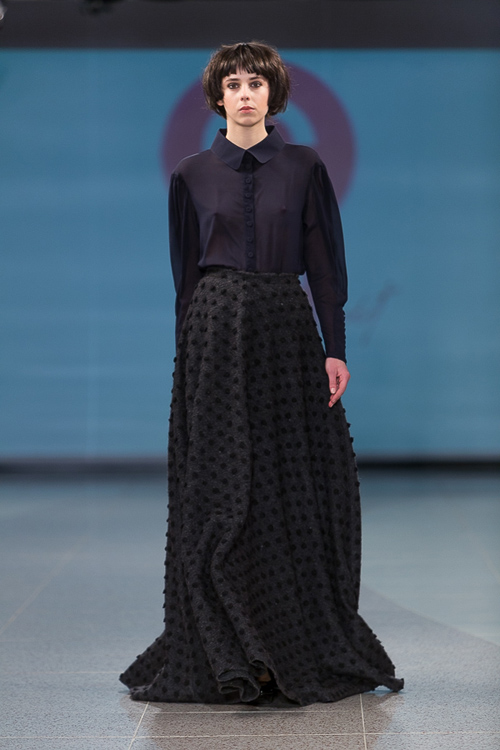 Modenschau von Red Salt — Riga Fashion Week AW14/15 (Looks: schwarze Bluse, grauer Maxi Rock)