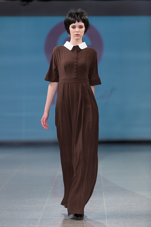 Desfile de Red Salt — Riga Fashion Week AW14/15 (looks: maxi vestido marrón)