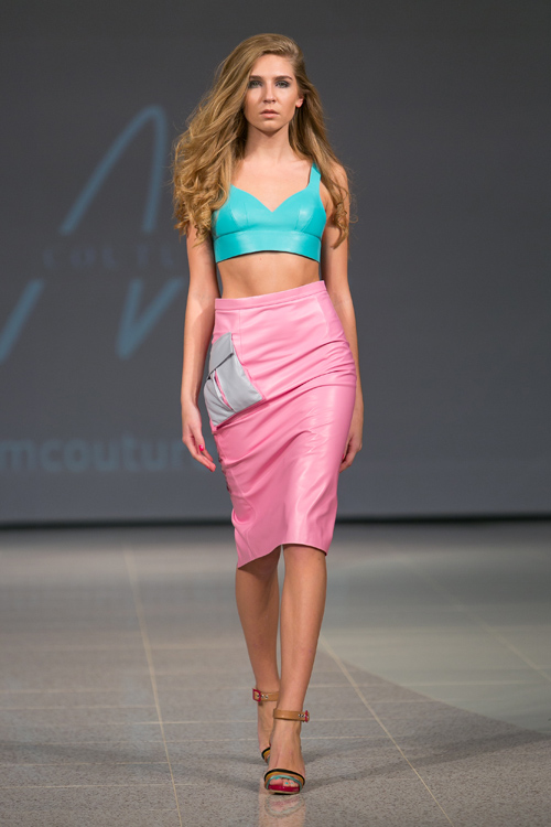 Pokaz M-Couture — Riga Fashion Week SS15 (ubrania i obraz: bustier turkusowy, spódnica różowa, sandały wielokolorowe)