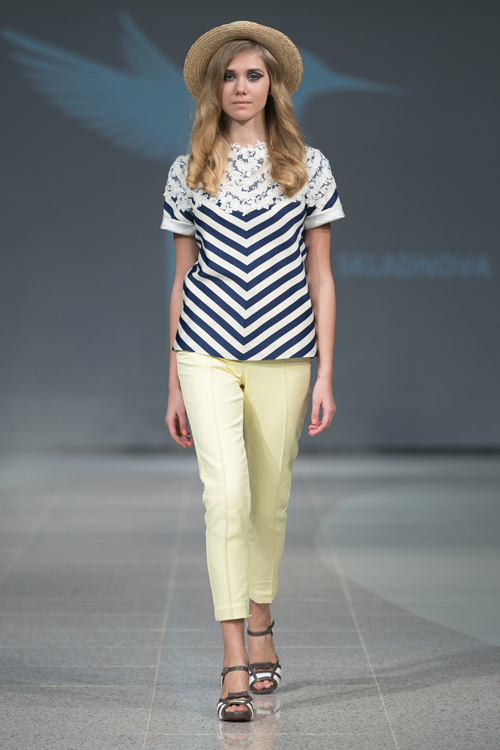 Pokaz Skladnova — Riga Fashion Week SS15 (ubrania i obraz: bluzka pasiasta niebiesko-biała, spodnie żółte)