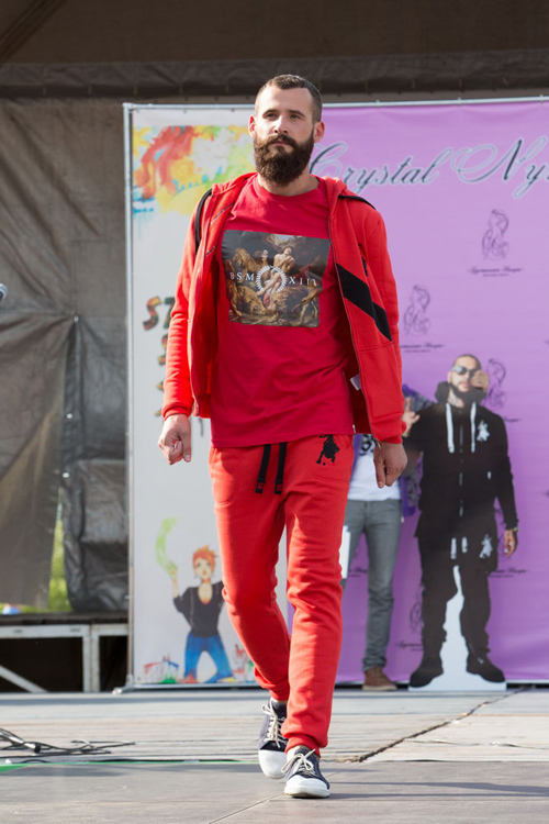 Street Style 2014. Pokaz Black Star by Timati (ubrania i obraz: koszulka czerwona, strój sportowy czerwony, broda)