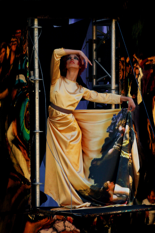 Модний проект "Асоціації" в Царському Селі: Олена Бадмаева (наряди й образи: жовта сукня з принтом)
