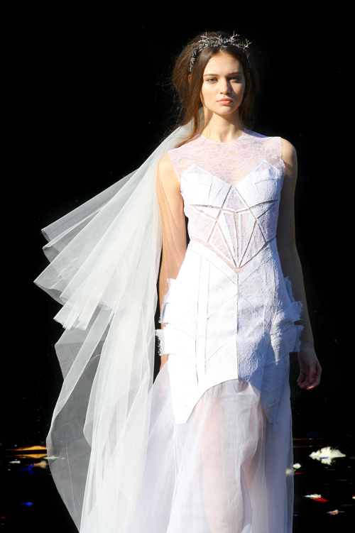 Модный проект "Ассоциации" в Царском Селе: Янис Чамалиди (наряды и образы: белое свадебное платье, белая фата)