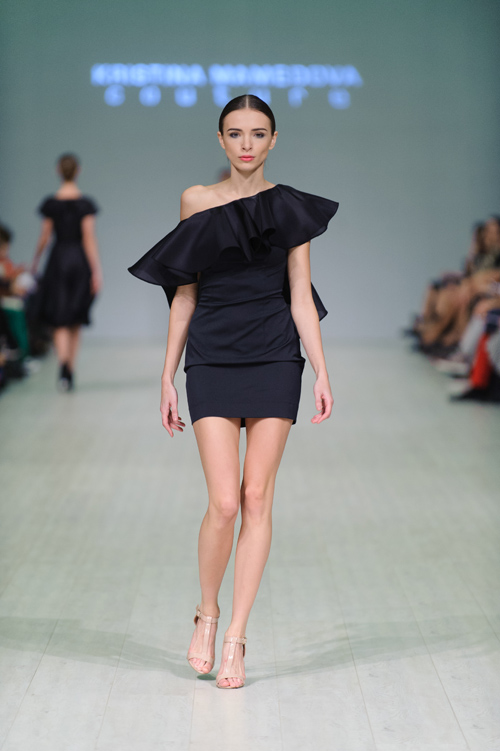 Pokaz KRISTINA MAMEDOVA — Ukrainian Fashion Week SS15 (ubrania i obraz: suknia koktajlowa mini czarna, sandały beżowe)