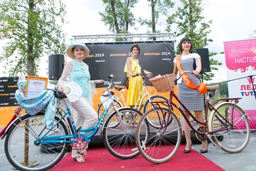  (слева направо) Лана Курлянд, Екатерина Дмитриева и Анна Мустафаева. В Минске выбрали самую стильную велоледи