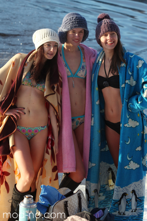 Eisbaden. 2014 (Looks: bunter Badeanzug, weiße Strickmütze, graue Strickmütze, bunter Badeanzug, schwarzer Bikini)