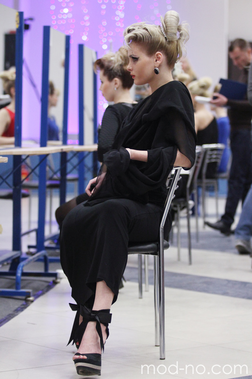 "Золотой подснежник 2014". Вечерняя причёска (наряды и образы: чёрное вечернее платье, чёрные туфли)