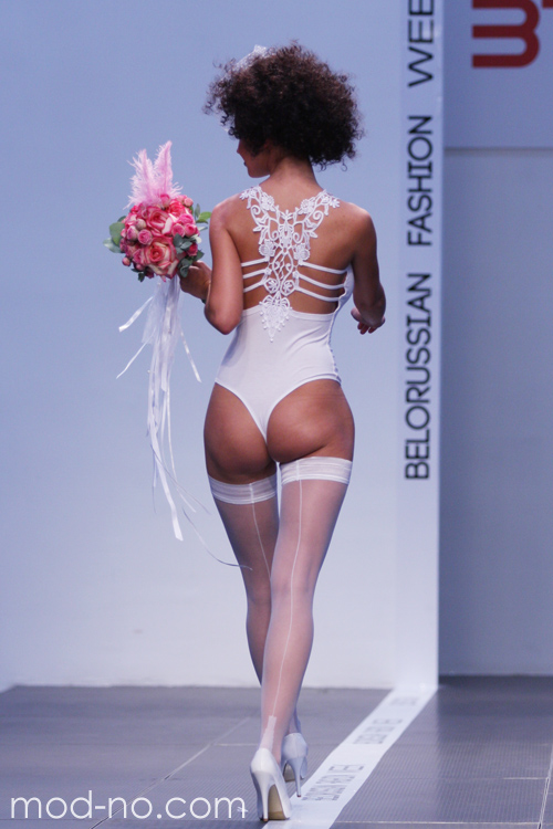 body (looks: body blanco, medias con costura raya blancas, zapatos de tacón blancos; persona: Natalya Sokol)