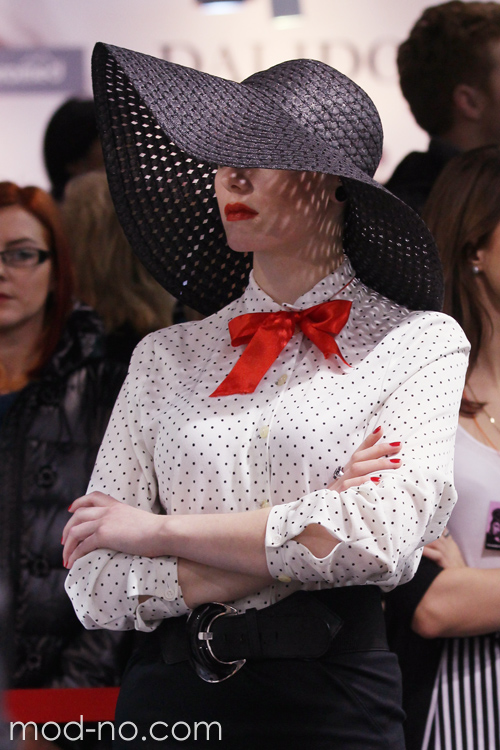 дама з червоним бантом (змагання стилістів в Мінську, виставка "Інтерстиль 2013", 07.11.13). бант (наряди й образи: біла блуза в горошок, червоний бант, чорна капелюх)