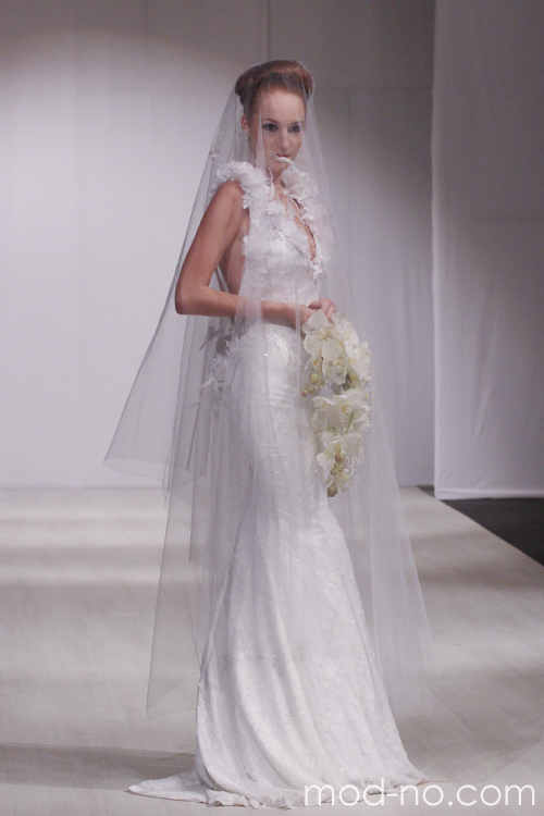 wedding veil (looks: white dress, white wedding veil)
