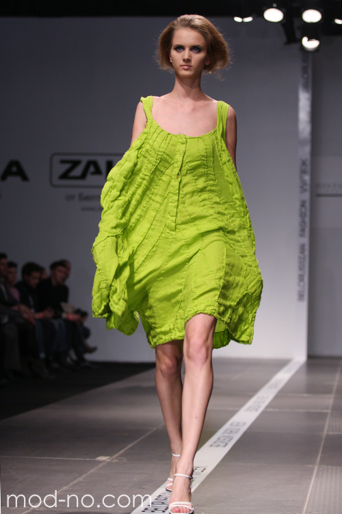 hellgrün (Looks: hellgrünes Kleid, weiße Sandaletten)