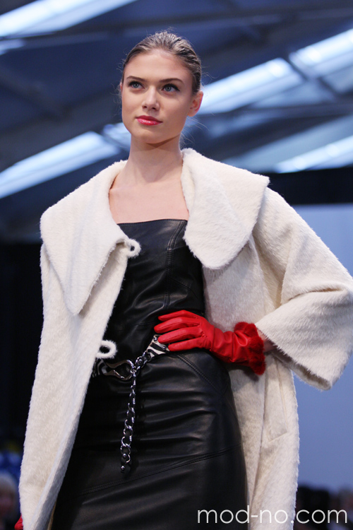 показ колекції одягу ТМ "Mona" (Сербія) на Тижні моди (Belarus Fashion Week FW2011/12) в Мінську, 05/10/10. рукавички (наряди й образи: червоні рукавички, чорна сукня)