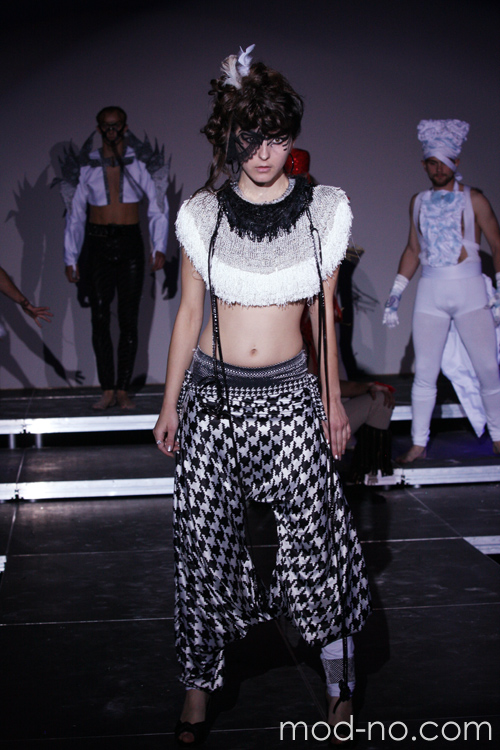 houndstooth (looks: with houndstooth print trousers)