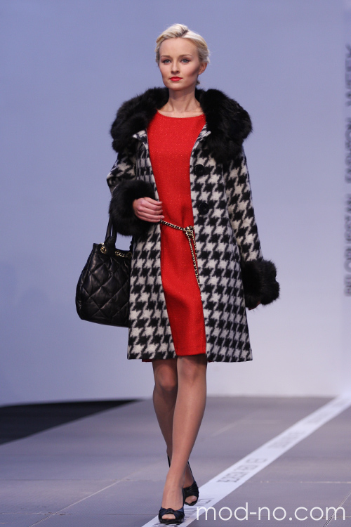 Hahnentritt (Looks: rotes Kleid, schwarz-weißer Mantel mit Hahnentritt-Druck, schwarze Handtasche, schwarze Pumps)