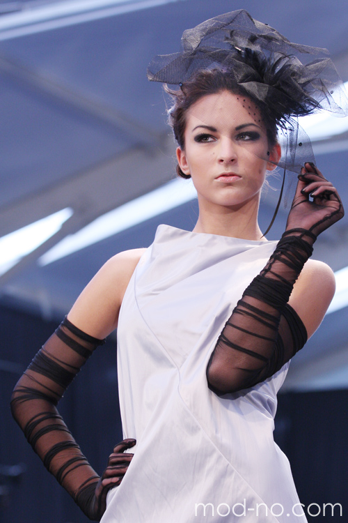 дівчина з чорною вуаллю - показ колекції одягу бренду "Rada Style" (BFW SS2011, Мінськ, 05.10.10). вуаль (наряди й образи: чорна вуаль, чорні рукавички, біла сукня)