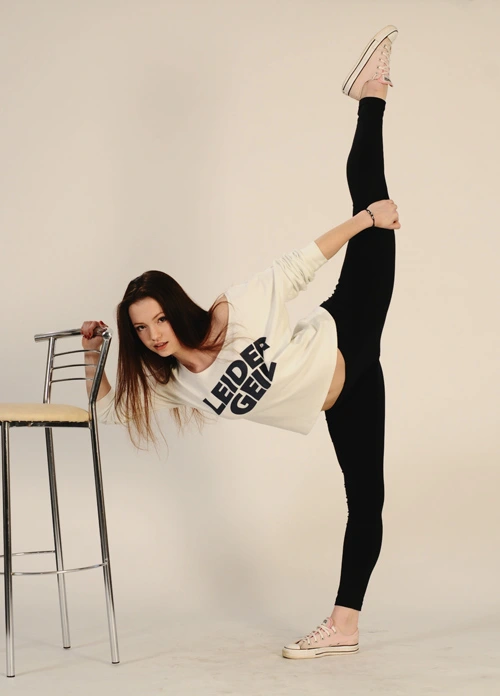 Дарья Хоронеко. Интервью с белорусской гимнасткой - чемпионкой по аэробике (наряды и образы: чёрные легинсы, белый джемпер со слоганом, розовые кроссовки)