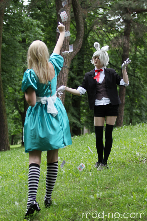 Алиса и Кролик в минском парке (наряды и образы: полосатые чёрно-белые гольфы, чёрные гольфины, чёрный жакет, белые перчатки, красный бант)