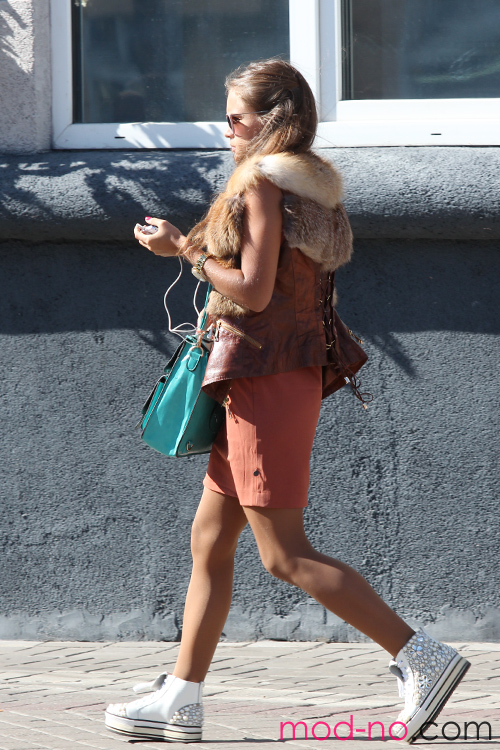 Straßenmode in Gomel. 09/2014 (Looks: türkise Handtasche)
