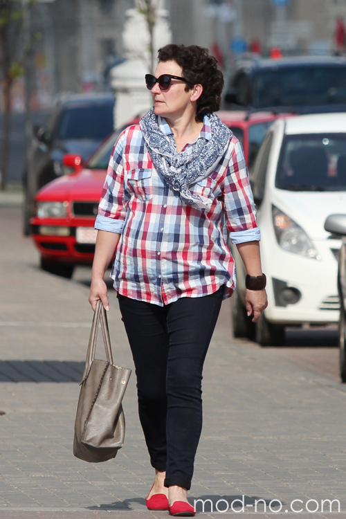 Moda uliczna wiosenna w Mińsku. Rok 2014. Upalnie (ubrania i obraz: koszula w kratę, balerinki czerwone, spodnie czarne)
