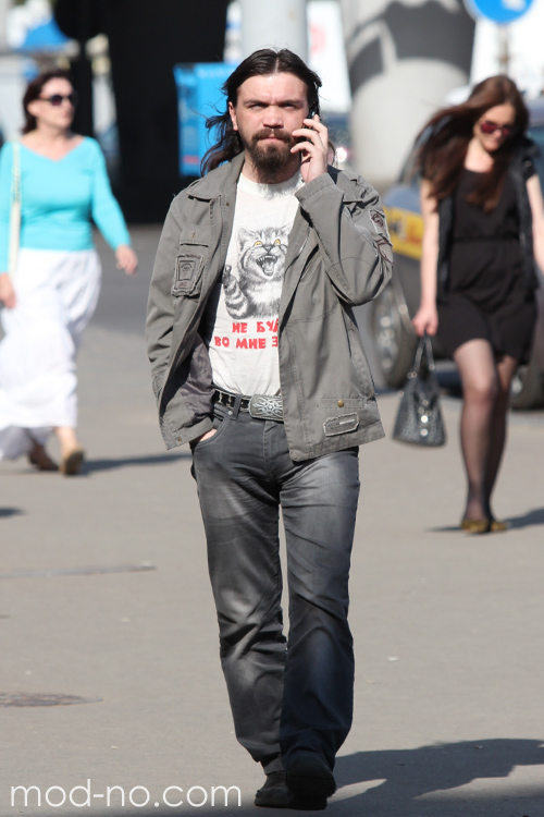 Весняна вулична мода в Мінську. Рік 2014. Спекотно (наряди й образи: біла футболка з принтом, сірі джинси, сіра джинсова куртка)