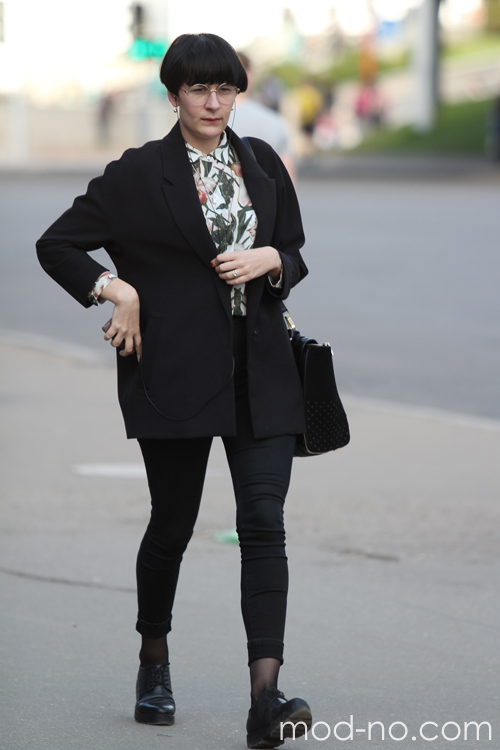 Весняна вулична мода в Мінську. Рік 2014. Спекотно (наряди й образи: чорний жакет, чорні черевики, чорні брюки, біла квіткова блуза, чорна сумка)